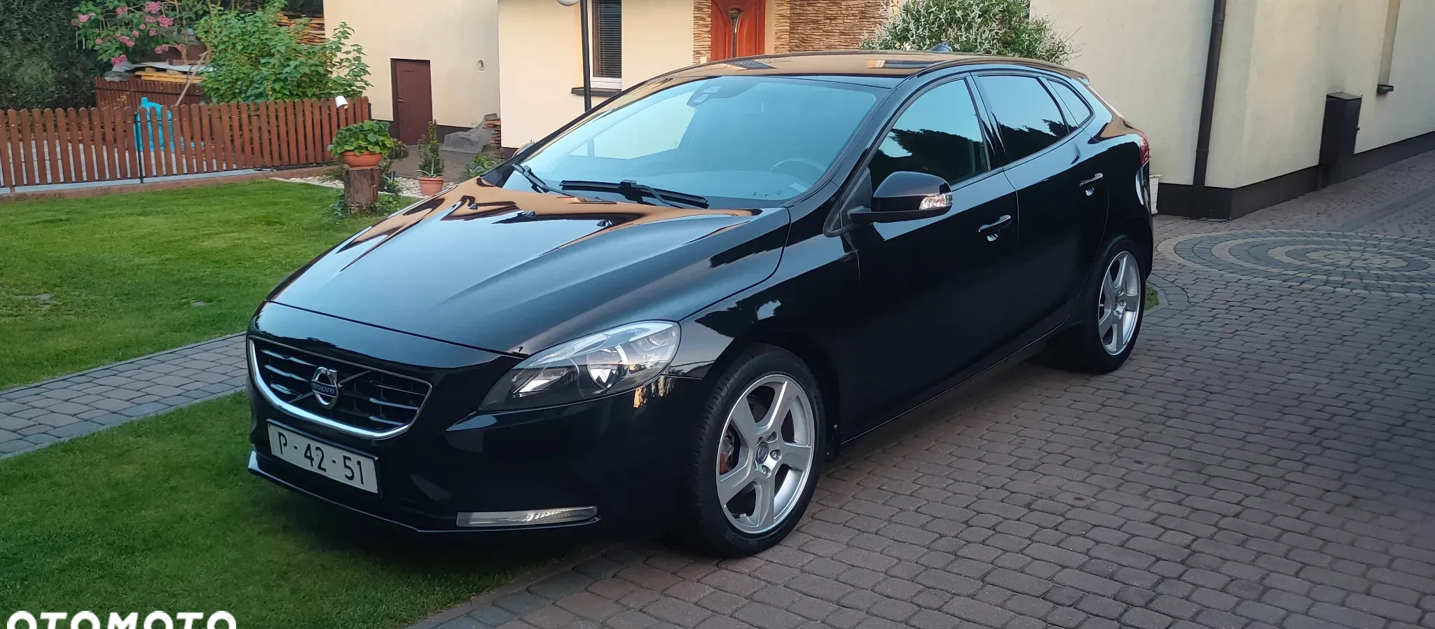 Volvo V40 cena 32900 przebieg: 208000, rok produkcji 2012 z Otmuchów małe 277